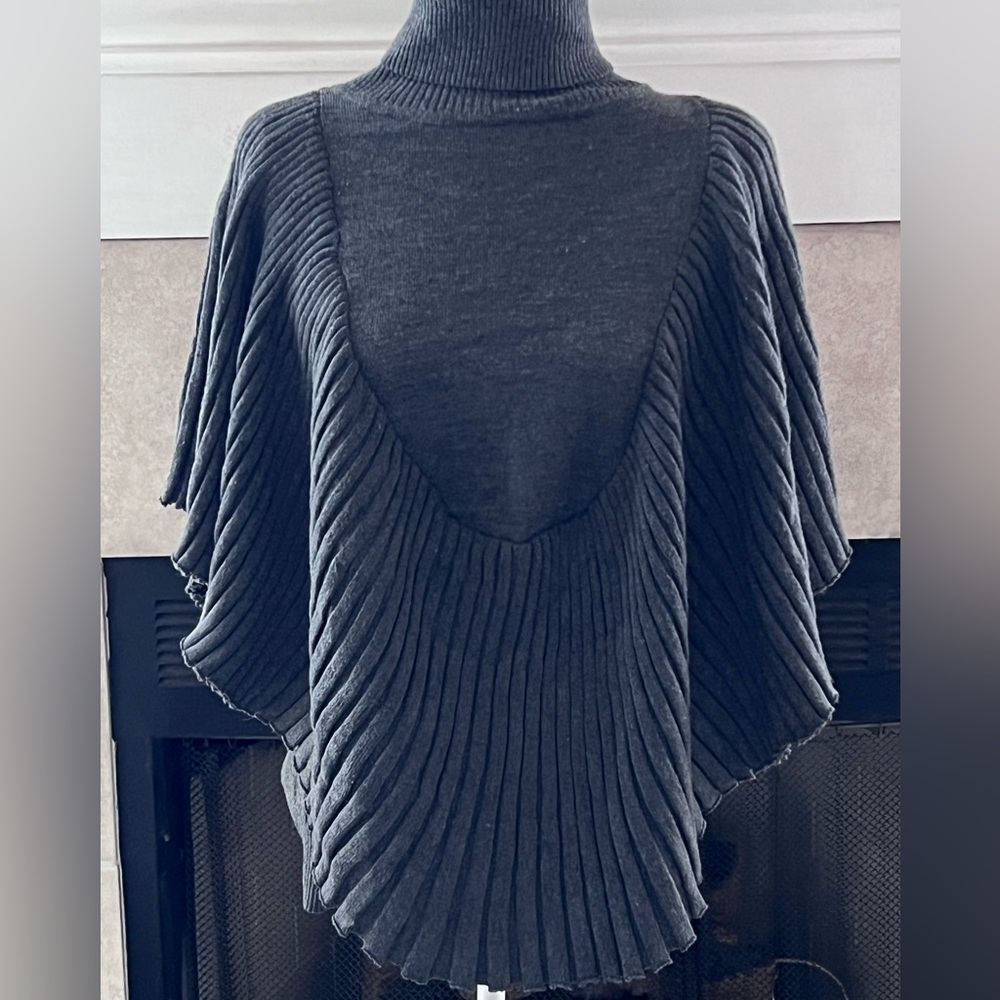 Cozy gray turtleneck sweater with poncho look. Bloom Season boutique. Size S